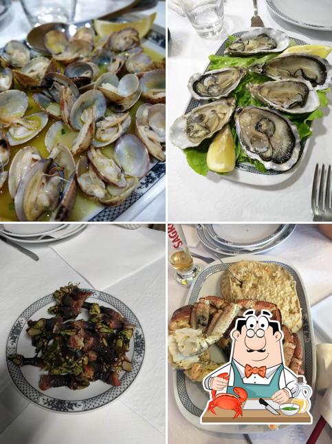 Try out seafood at Marisqueira O Caçador