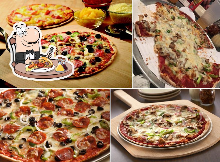 Отведайте пиццу в "CR's Sports Bar & Carbone's Pizzeria"