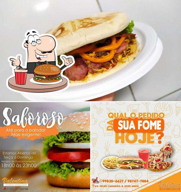 Delicie-se com um hambúrguer no Valentina pizzaria sanduicheira