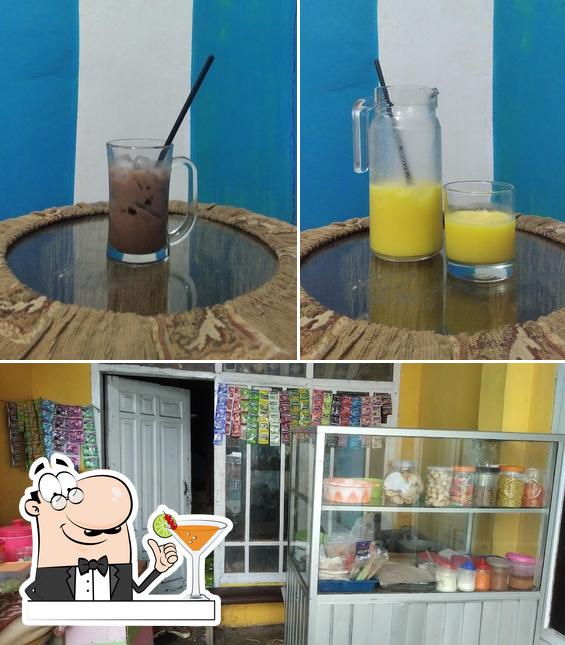 The image of Cimol Bawang Mamah Riris’s drink and interior