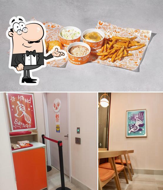 La photo de la intérieur et nourriture de Popeyes Louisiana Kitchen’s