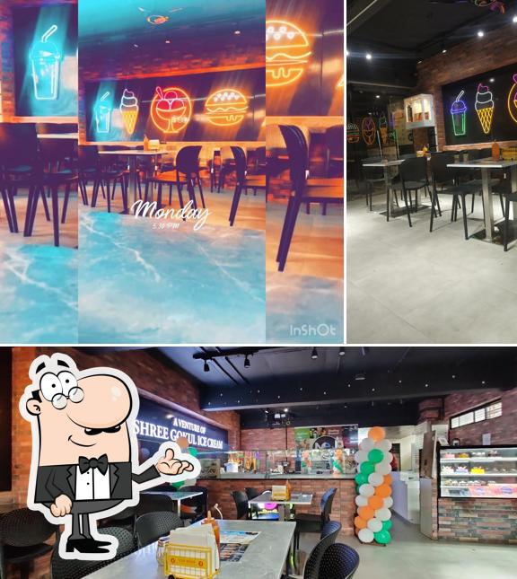 The interior of Cafe Neone कॅफे नीओन