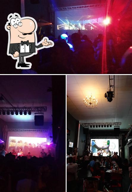Sente em uma das mesas no Villa Gold - Sertanejo Bar