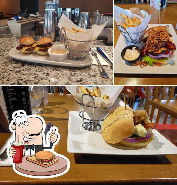 Experimente um hambúrguer no TGI Fridays T2 Oeste (GRU Airport): Sports Bar, Drinks, Hambúrguer, Happy Hour em Guarulhos SP