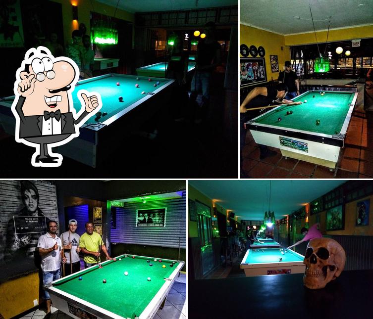 O interior do MIDNIGHT SNOOKER ROCK BAR