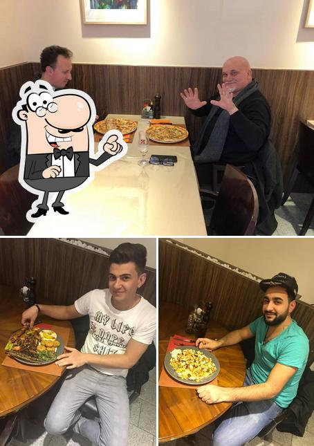 Buddy'z Lounge si caratterizza per la interni e tavolo da pranzo