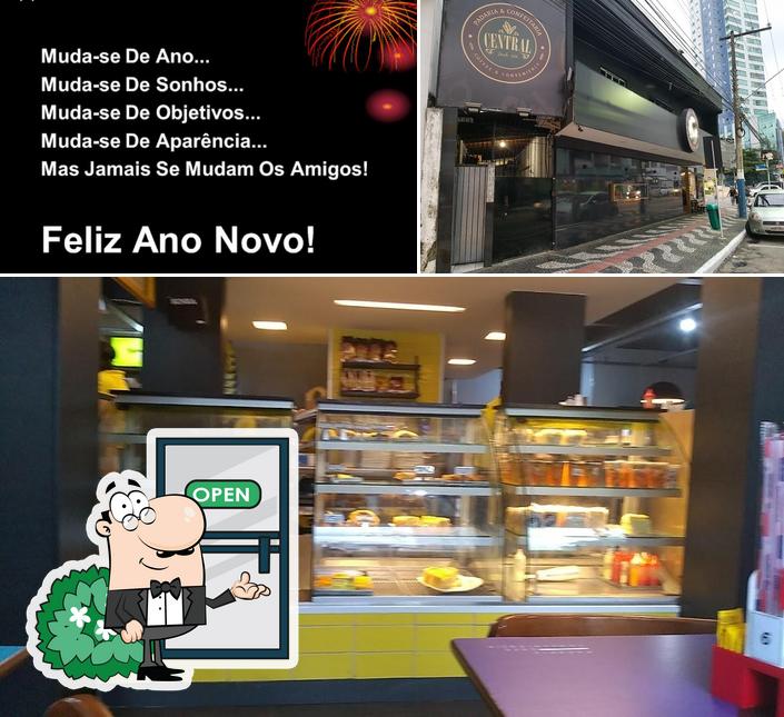 O Padaria e Confeitaria Central se destaca pelo exterior e comida