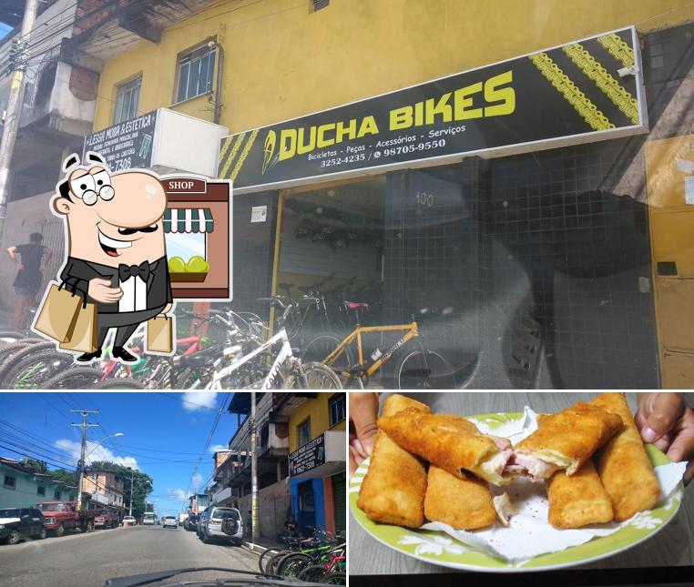 Confira a imagem mostrando exterior e comida a Pizzaria Na Larica
