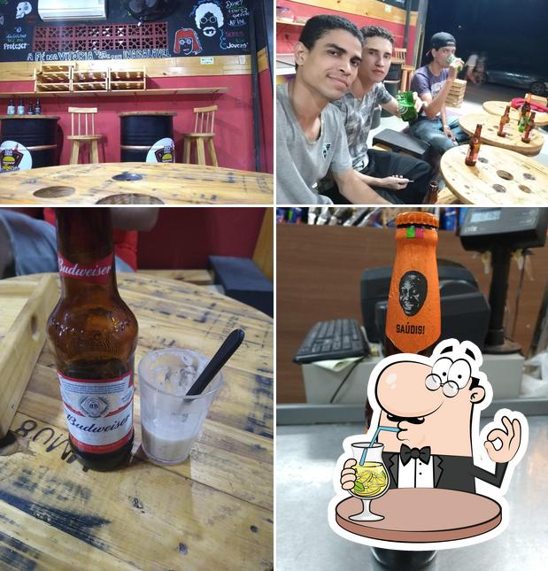 Confira a foto mostrando bebida e interior no Rock Grill Burger