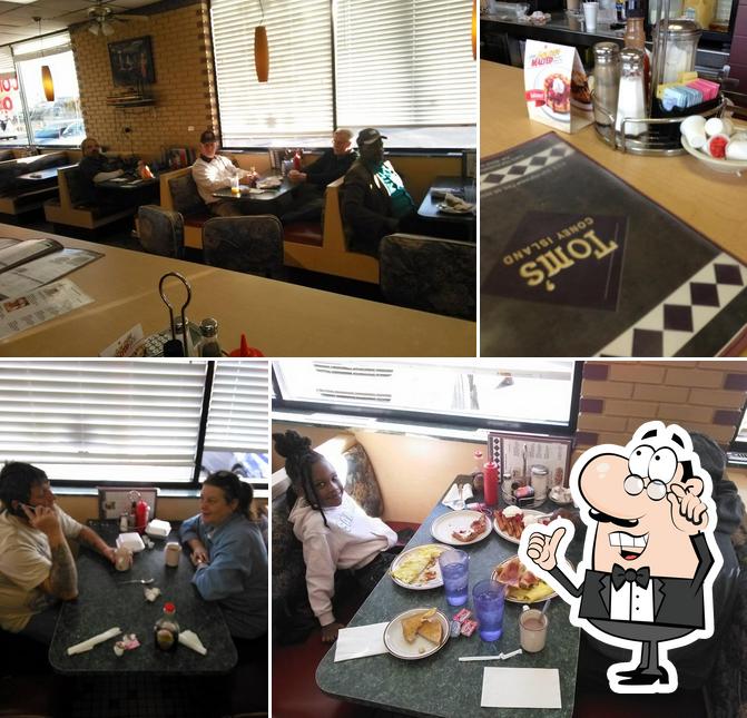 Tom's Coney Cafe, 512 Dort Hwy in Flint Restaurant menu and reviews