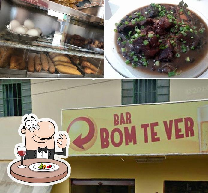 Dê uma olhada a foto mostrando comida e interior no Bar Bom Ti Vê