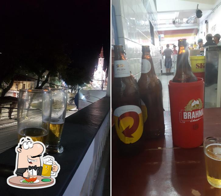 Desfute um copo de cerveja leve ou escura