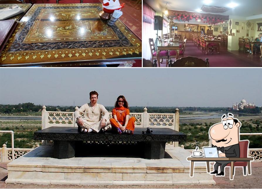 Siéntate a una de las mesas de Taj Mahal