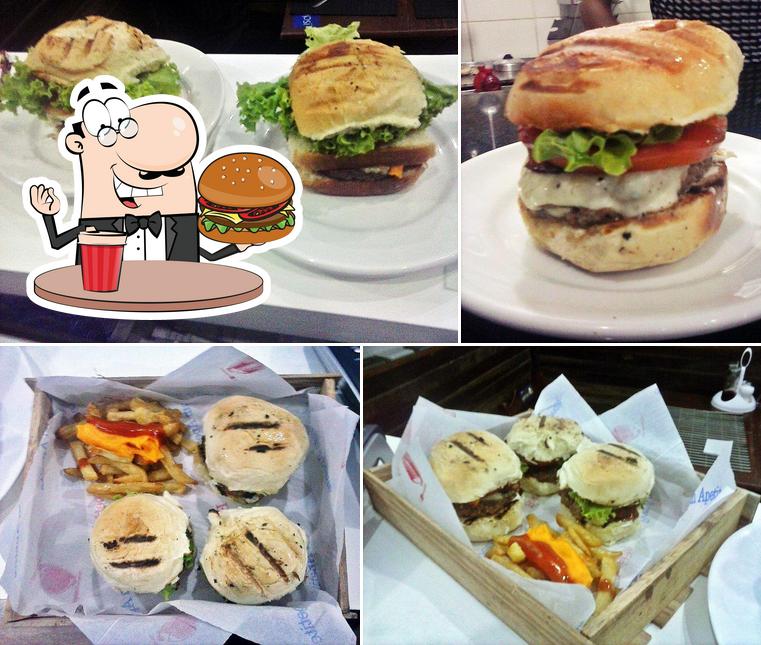 Order a burger at Tudo de Bom