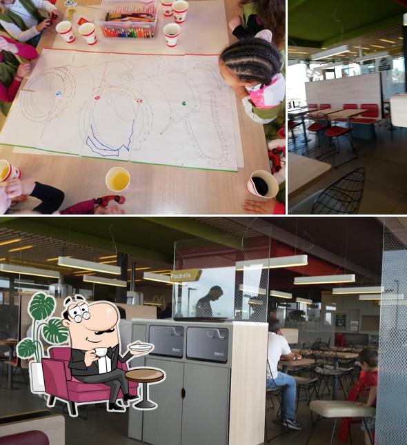 Installez-vous à l'une des tables de McDonald's