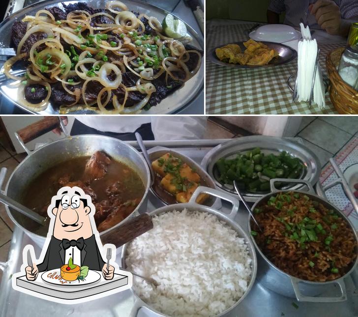 A foto da comida e mesa de jantar no Restaurante Stilo Mineiro