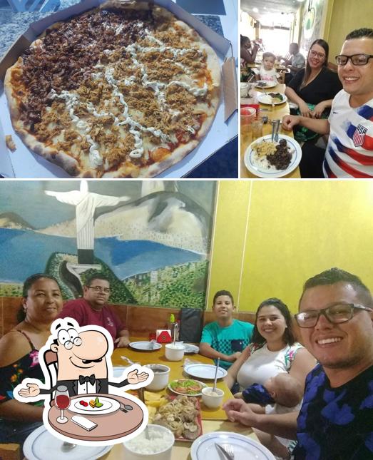 Entre diversos coisas, mesa de jantar e pizza podem ser encontrados no Beco do Petisco
