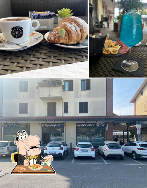 Tra le diverse cose da IQOS RESELLER - Crystal Cafe', Correzzana si possono trovare la cibo e esterno