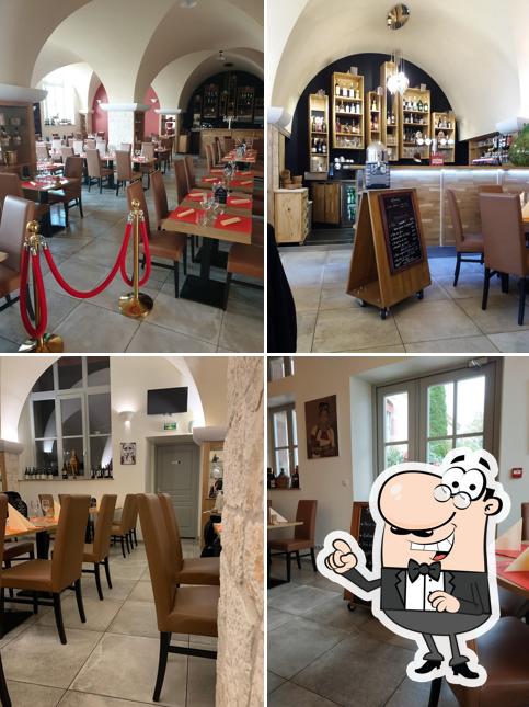 Installez-vous à l'une des tables de Restaurant Pizzeria Garibaldi