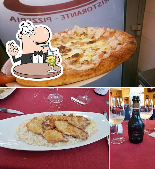 La bevanda e pizza del ristorante