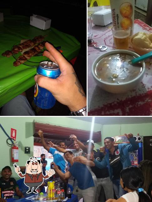 A comida e balcão de bar do restaurante