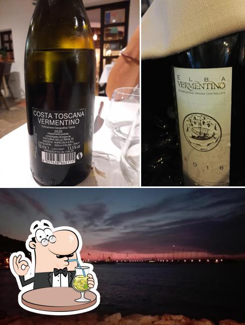 Questa è la foto che presenta la bevanda e esterno di Ristorante SaleGrosso