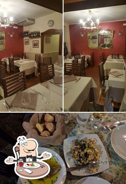 La immagine di tavolo da pranzo e cibo da Trattoria da Antonio