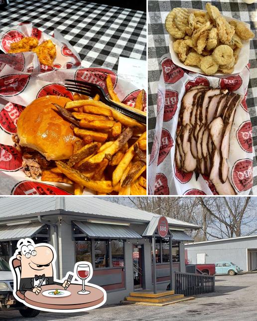 Wolf Creek BBQ, Burgers & More, 184 Clarkesville Station in