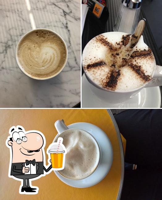 Disfrutra de tu bebida favorita en Caffè Spettacolo Solothurn