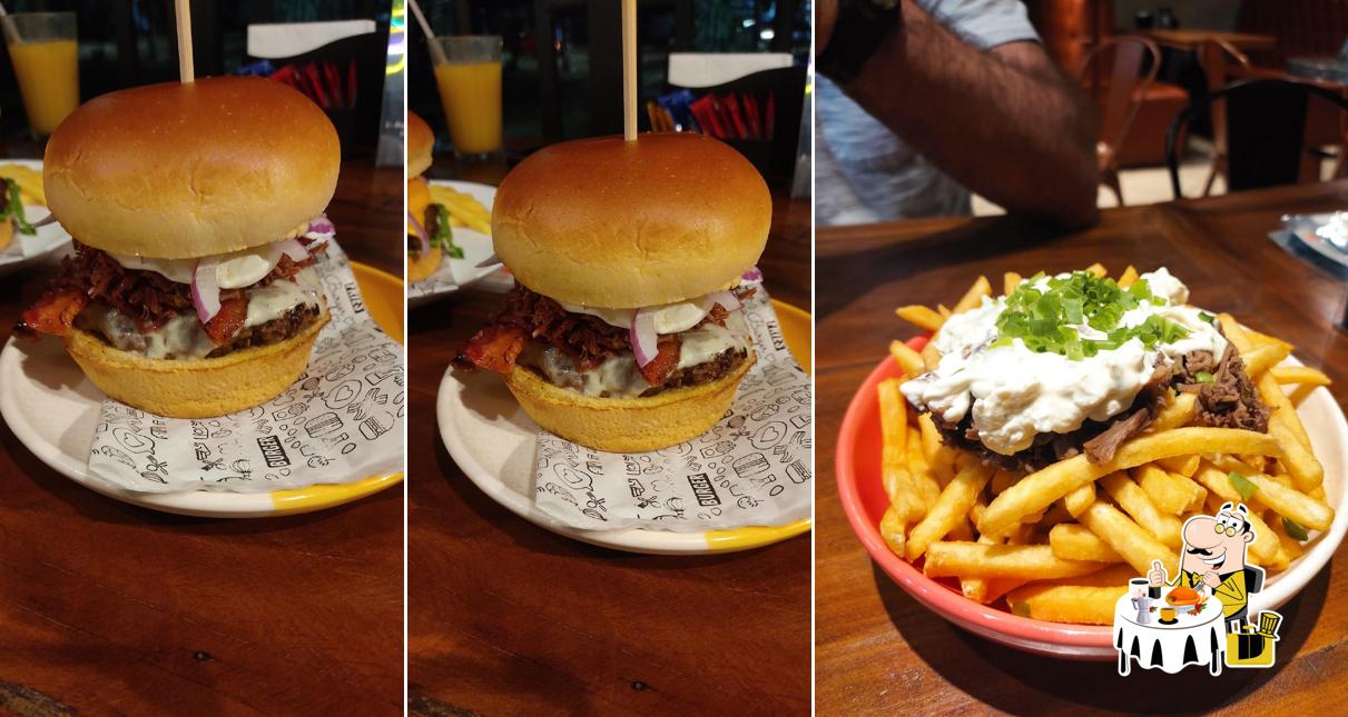 Sanduíche de carne de porco desfiada em Bitts Açaí Burger - Unidade ll