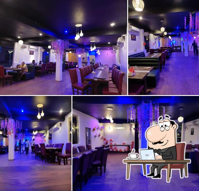 The interior of ओरेगानो लीफ रेस्टोरेंट और कैफे