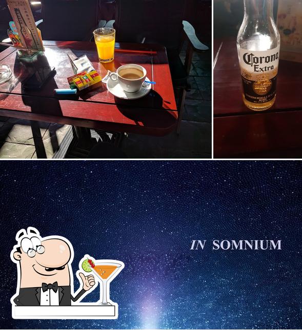 Dai un’occhiata alla immagine che raffigura la bevanda e esterno di Somnium cafe