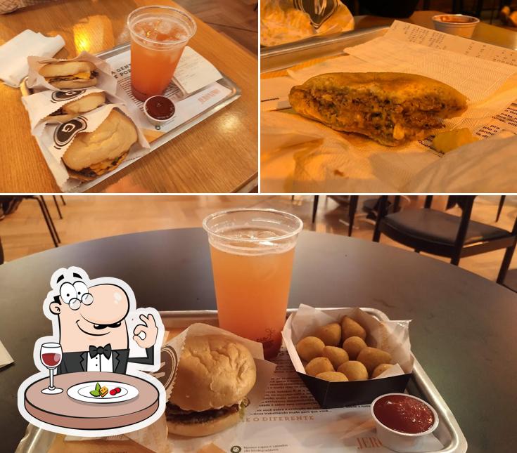 A comida e bebida do restaurante