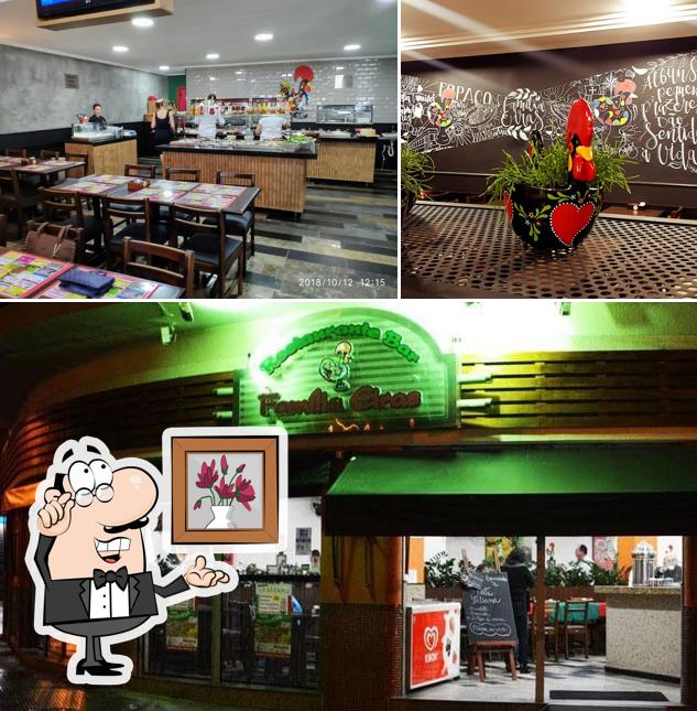 Sente em uma das mesas no Restaurante Bar Família Eiras