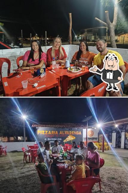 Veja imagens do interior do Pizzaria Alvarenga