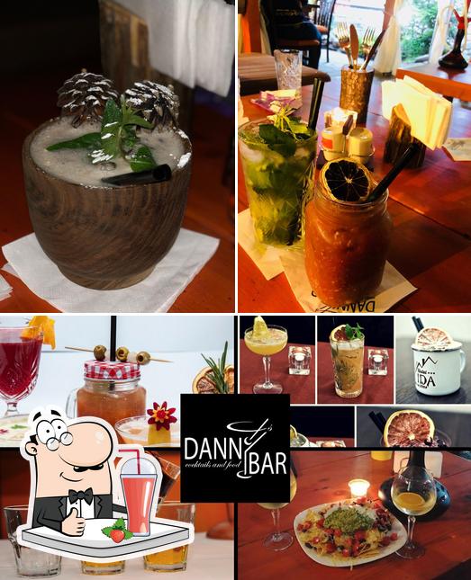Disfrutra de una bebida en Danny’s Bar & Mexican Restaurant