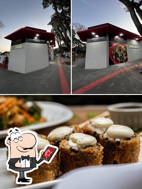 A imagem da exterior e comida no Yakitai Yakisoba Delivery Maringá