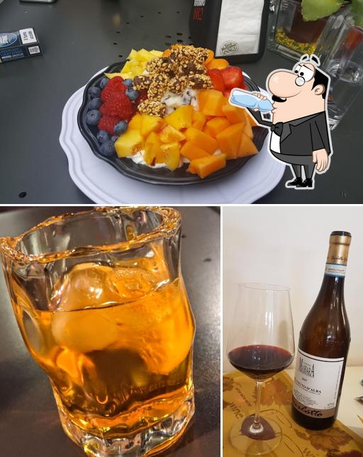 La immagine della bevanda e cibo di Bar Roma