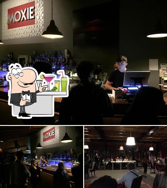 Tra le varie cose da MOXIE Lounge Bar si possono trovare la bancone da bar e interni