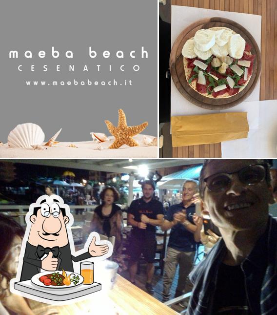 Guarda la foto che mostra la cibo e bancone da bar di Maeba Beach Cesenatico