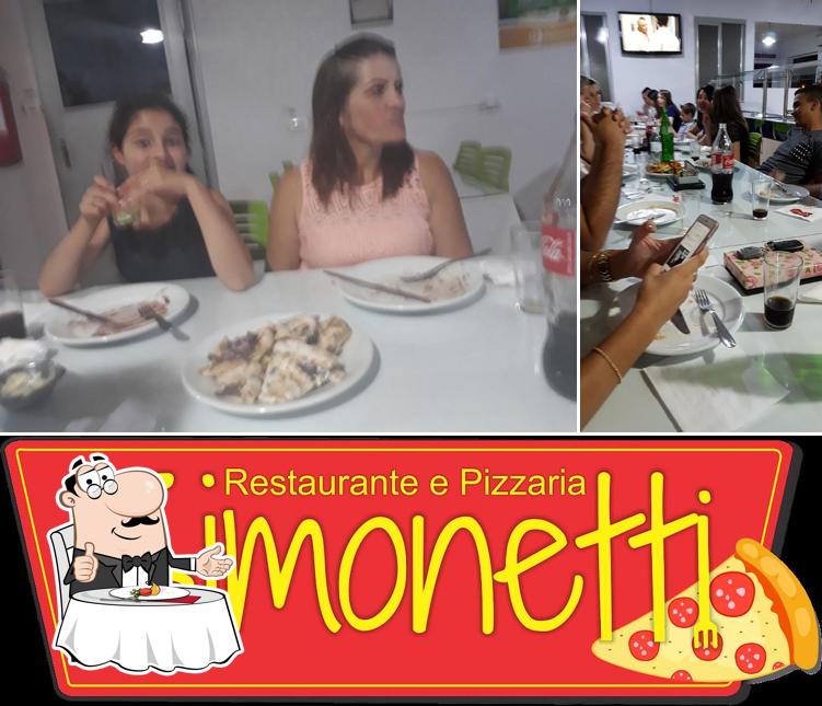 Фото, на котором видны столики и еда в Restaurante & Pizzaria Simonetti