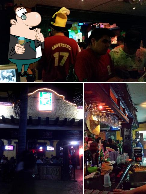 Estas son las imágenes donde puedes ver barra de bar y interior en La Jarra
