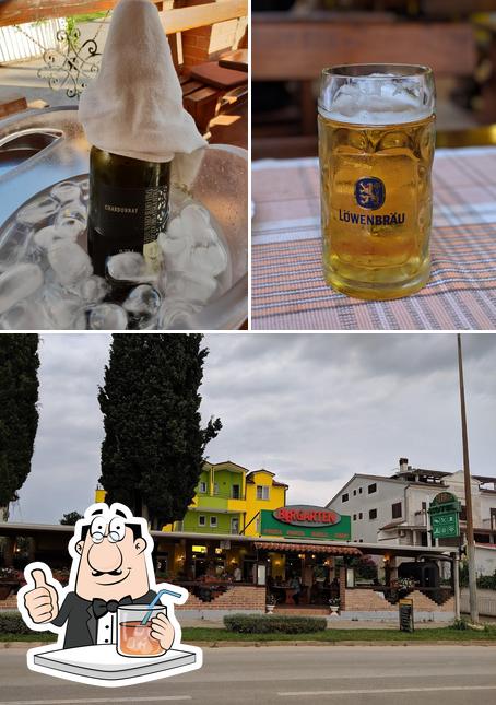 La photo de la boire et extérieur de Biergarten - Restaurant i Hotel’s