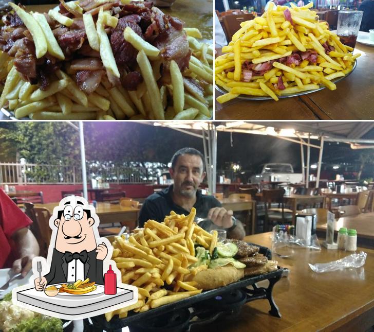 Peça batatas fritas no Adriano Lanches