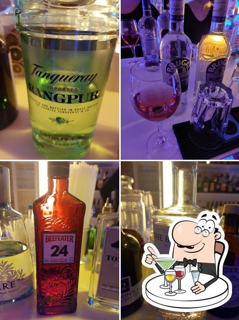 Vivont Berlin Eventlocation - Cocktailkurs, Gin & Rum Tasting sirve alcohol