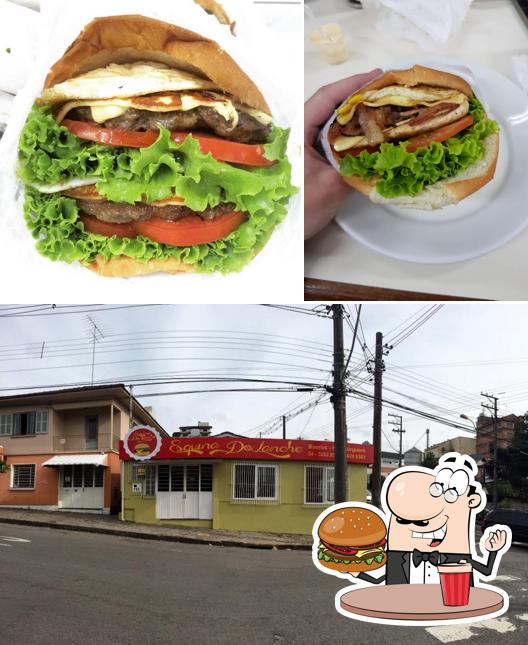 Delicie-se com um hambúrguer no Esquina DoLanche