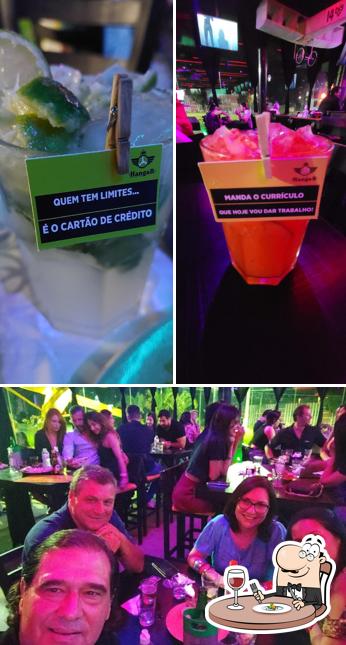 A ilustração da comida e bebida no Hangar Lounge Pub