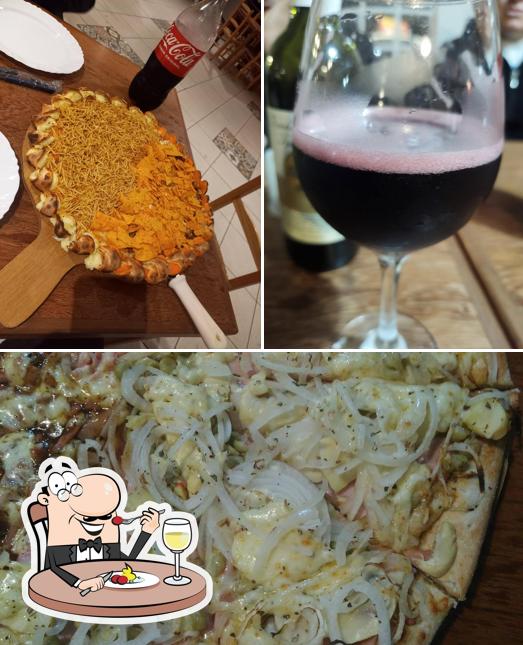 Entre diferentes coisas, comida e álcool podem ser encontrados no La'Italia Pizzaria (Ahú)