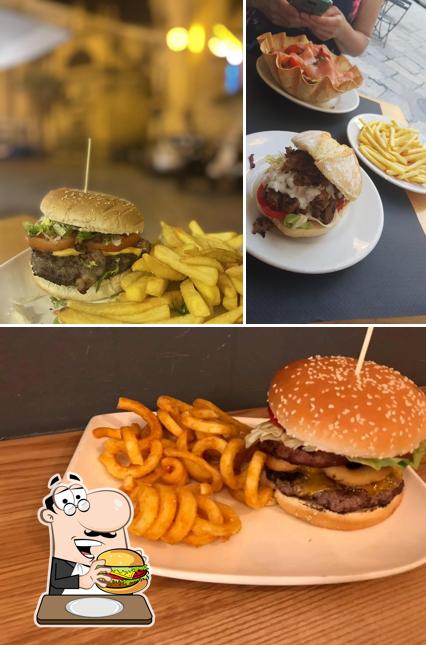 Prenditi un hamburger a City Lounge Bar