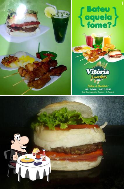 Experimente um hambúrguer no Vitoria Lanche